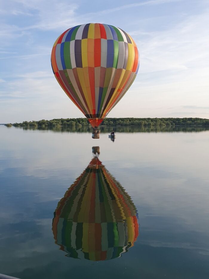 Mongolfière & lac.jpg Château de Géraudot