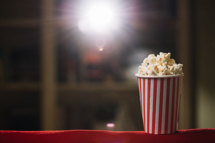 seau-popcorn-raye-au-cinema.jpg © Freepik