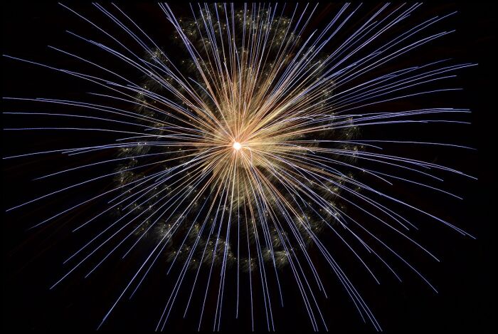 fireworks-102971_1280.jpg Pixabay