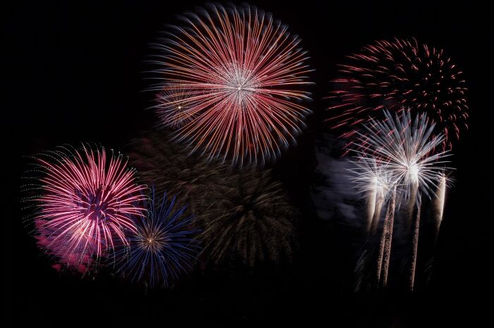 fireworks-879461_1280.jpg Pixabay
