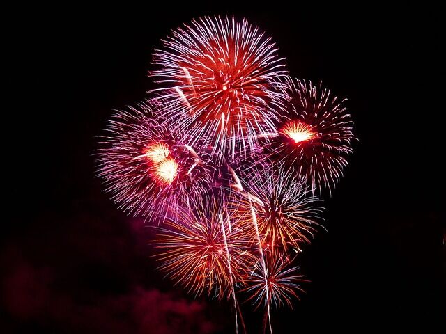 fireworks-1758_640.jpg © PublicDomainPictures - Pixabay