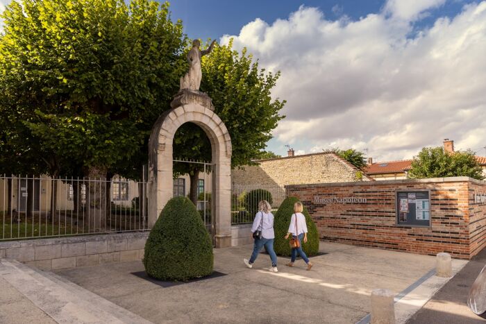 Entrée du Musée Napoléon.jpg Studio OG