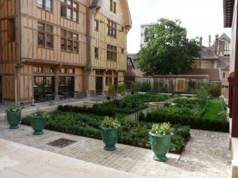 Jardin Juvénal es Ursins.JPG Carole Bell, Ville de Troyes