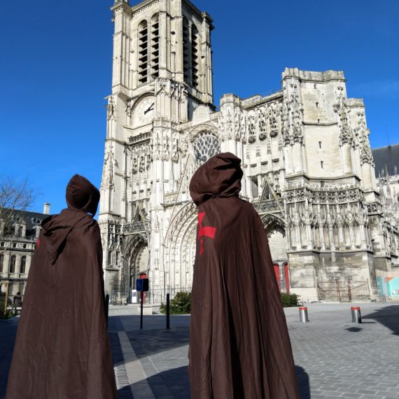 Costume templiers brun cathédrale (c) CDTA (12)Costumes Templiers